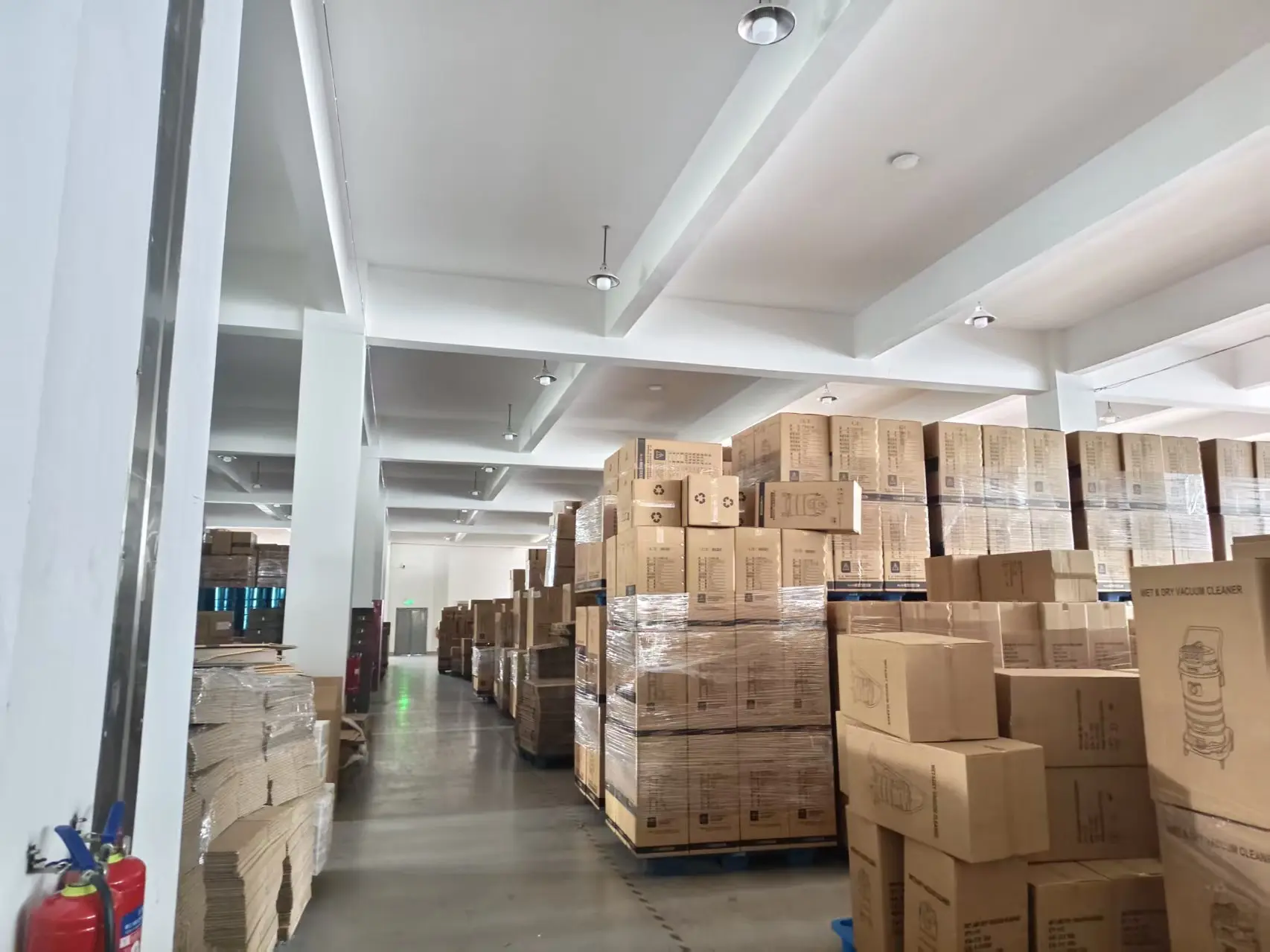 JIESEN warehouse with packed vacuum cleaner cartons, pallets and a clear central aisle